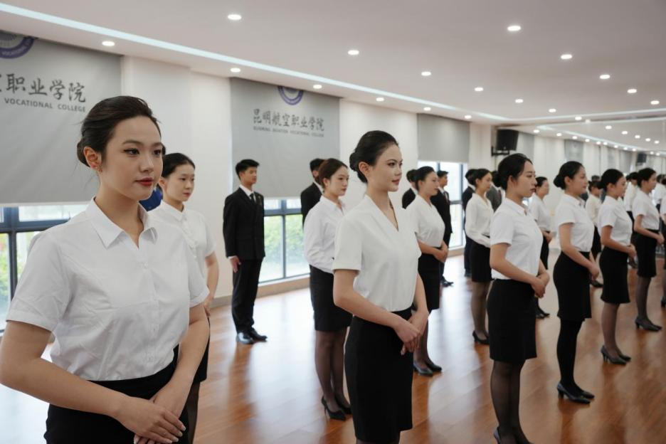 对标航空礼仪规范，赋能学生职业素养——昆航职院空乘专业期中教与学成果汇报 