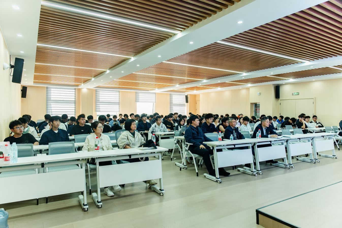 聚焦低空经济新赛道 赋能学子技能就业成才——航空工程学院邀请云南领航低空董事长张义琴进校园授课